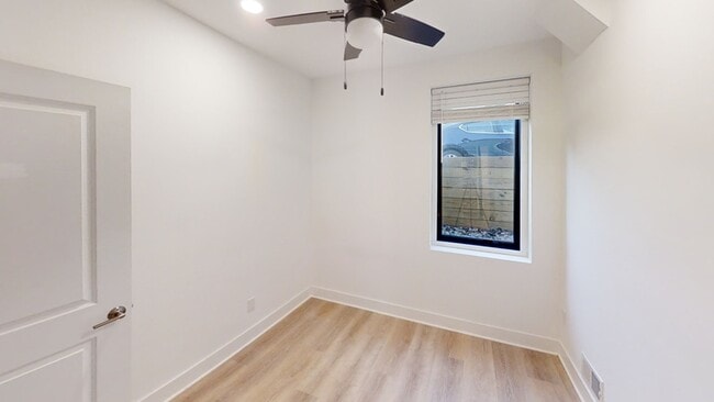 Building Photo - 331 E Ann St