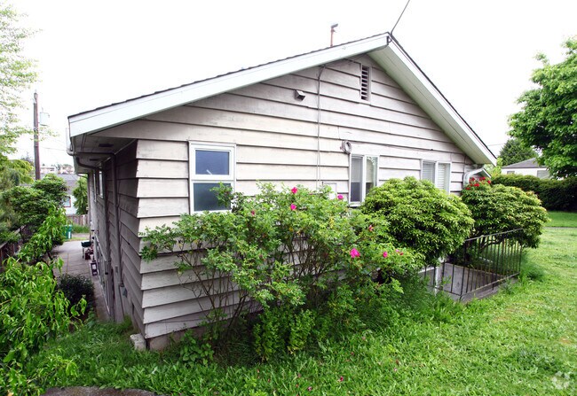 Building Photo - Roselyn Apartments
