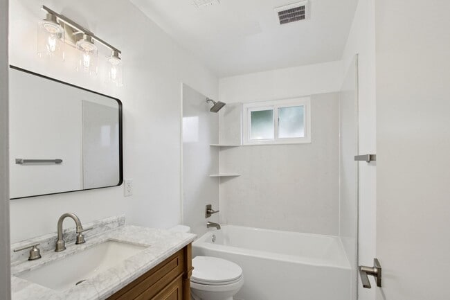 Building Photo - 4 Bedroom 2 Bathroom - Freshly Remodeled Available for Immediate Move-In