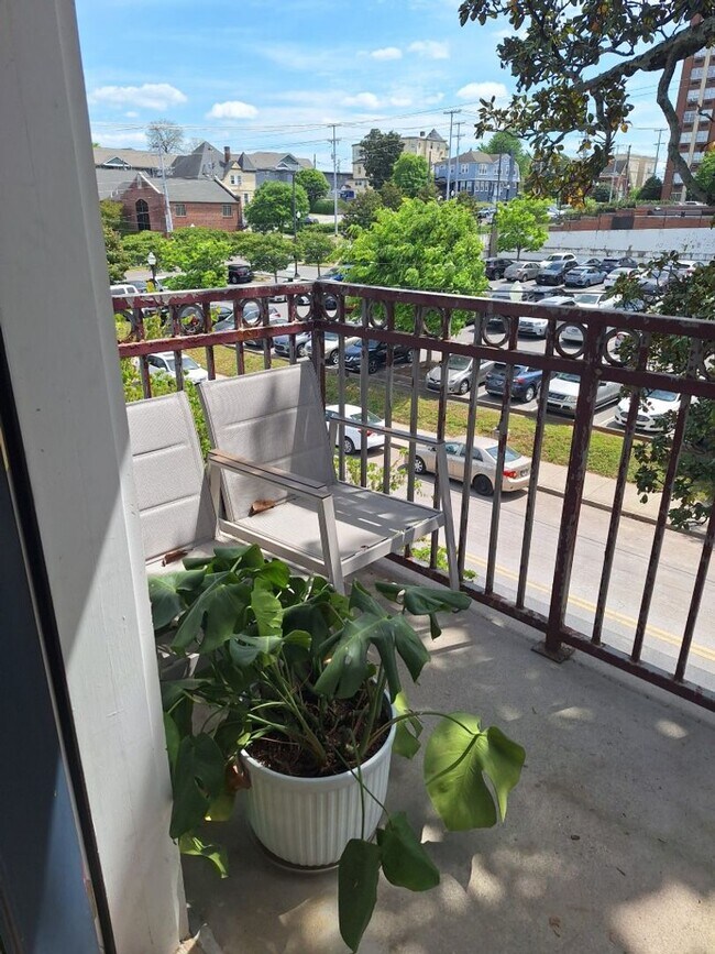 Building Photo - Walking distance to UT/ Very short walk