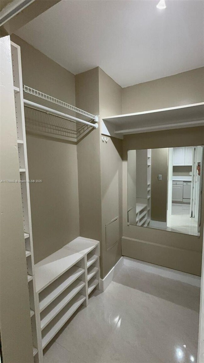 Building Photo - 905 Brickell Bay Dr
