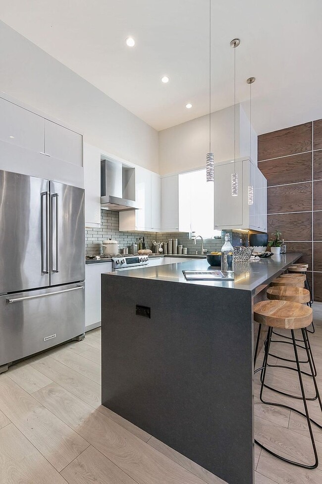 Building Photo - 1086 S Van Ness Ave