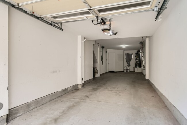 Building Photo - Stylish 3BR Townhome in Prime Central SD –...