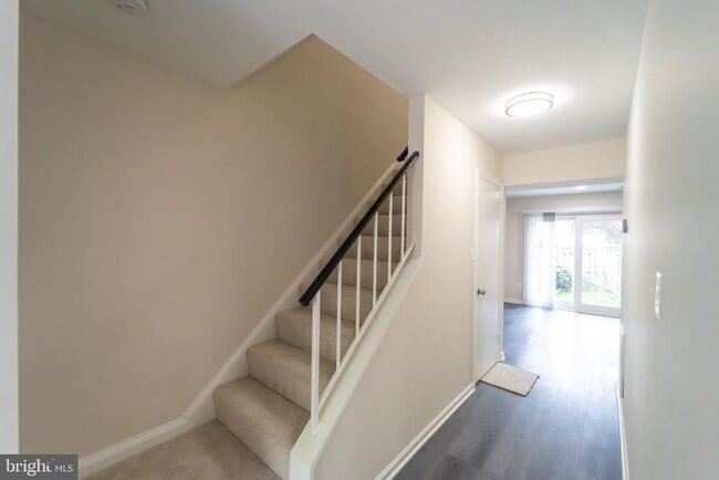 Building Photo - 2055 Pilgrim Dr