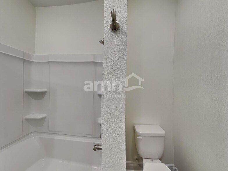 Building Photo - 5955 Pinewood Ests Dr