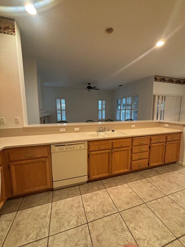 Building Photo - Beautiful 3 Bedroom 3 Bath Home