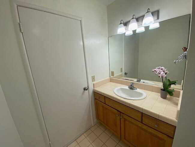 Building Photo - 340 Bishop Ave