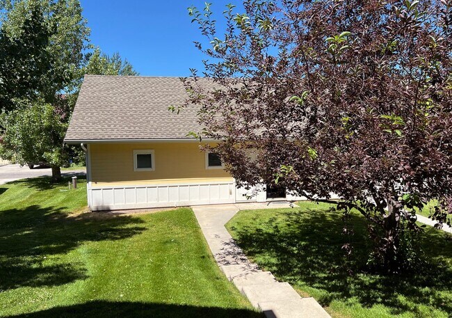 Building Photo - Mid-Term Unfurnished, 3 Bed 2.5 Bath Condo