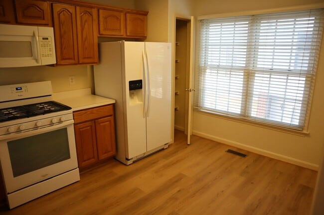 Building Photo - Premium Townhome in Kentlands Hill District