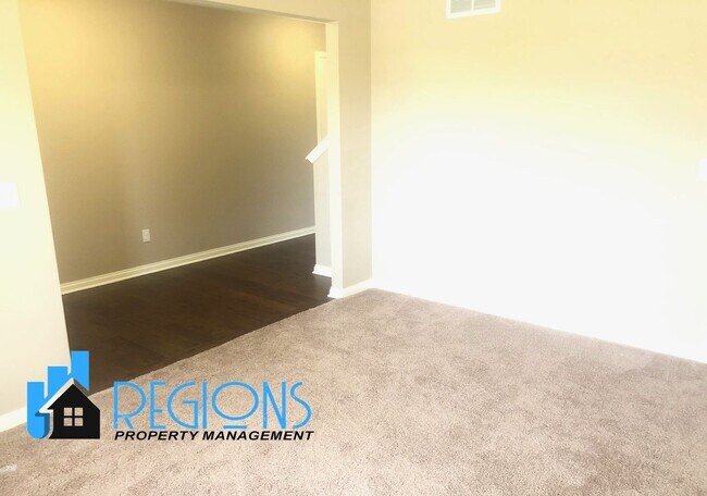 Building Photo - Beautiful 5BR 3.5 bathroom house in North East Normal. Large fenced in back yard.