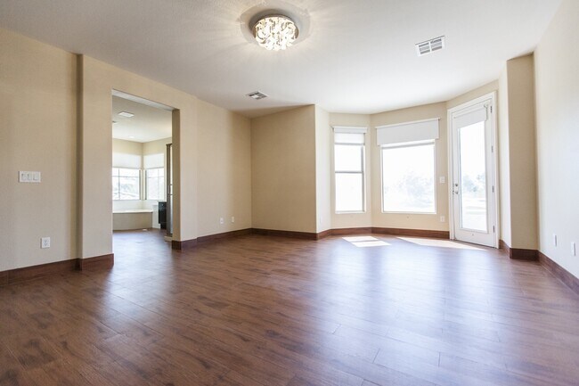 Building Photo - Rhodes Ranch Golf Course View