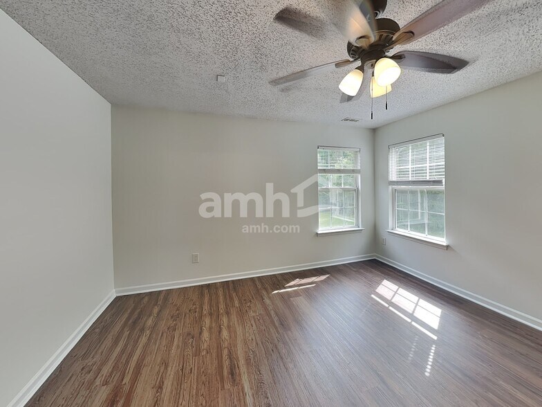 Building Photo - 15115 De Havilland Dr