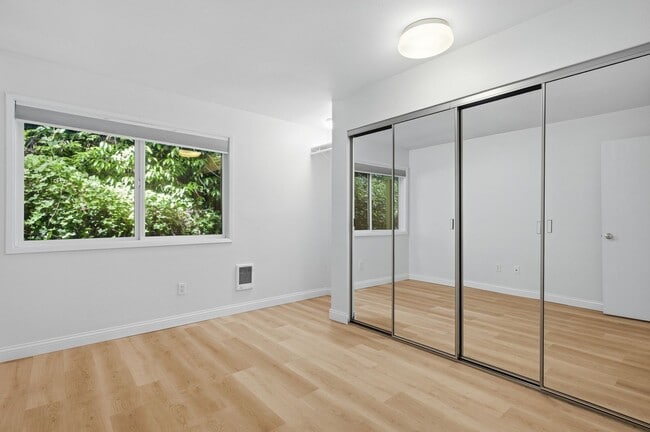 Building Photo - Mercer Island Condo with Reserved Parking & In-Unit Laundry!