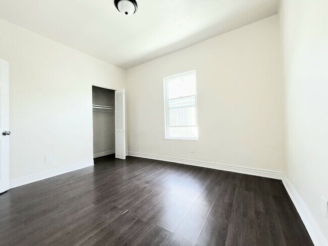 Building Photo - 1368 E Vernon Ave