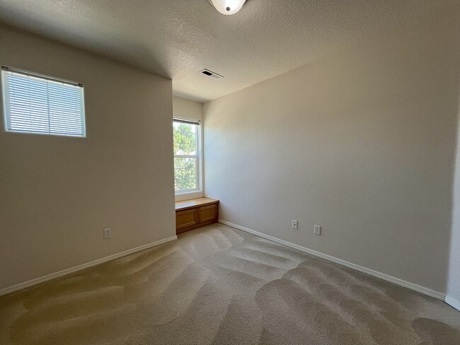 Building Photo - Welcome to this charming 3-bedroom, 3-bathroom home in Forest Grove!