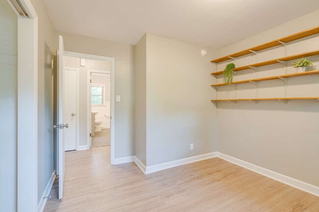 Building Photo - Spacious 3-Bed Ranch Living in Hillsborough