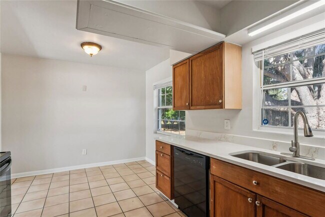 Building Photo - 1470 Overlea St