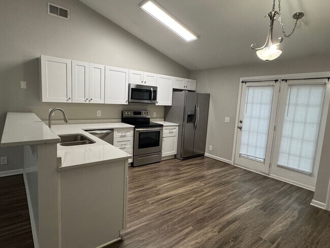 Building Photo - Beautiful 3 bed 2 bath home with open floorplan