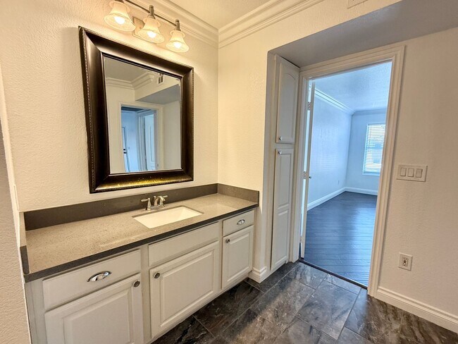 Building Photo - Beautifully Updated Condo in Gated Copper Palms Community