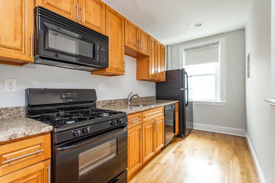 Building Photo - 142 Highland Ave