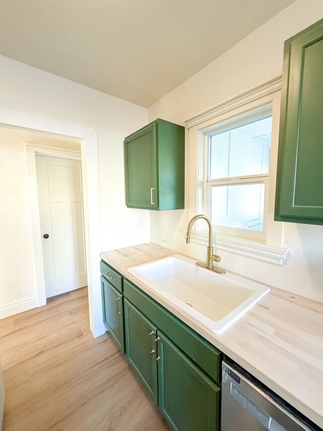 Building Photo - 2 Bedroom West Salem Home