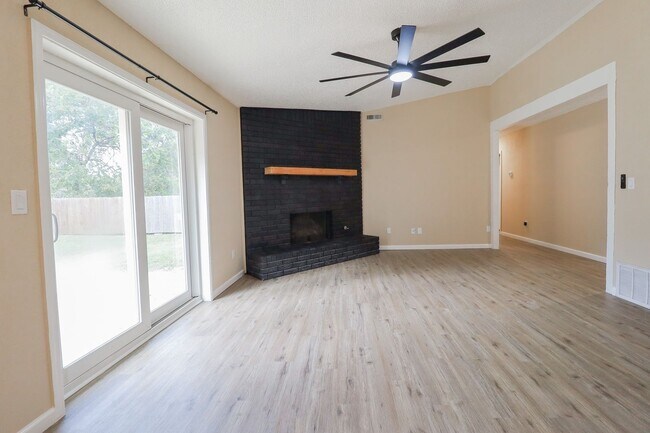 Building Photo - 3 bed/2bath! Fully remodeled!
