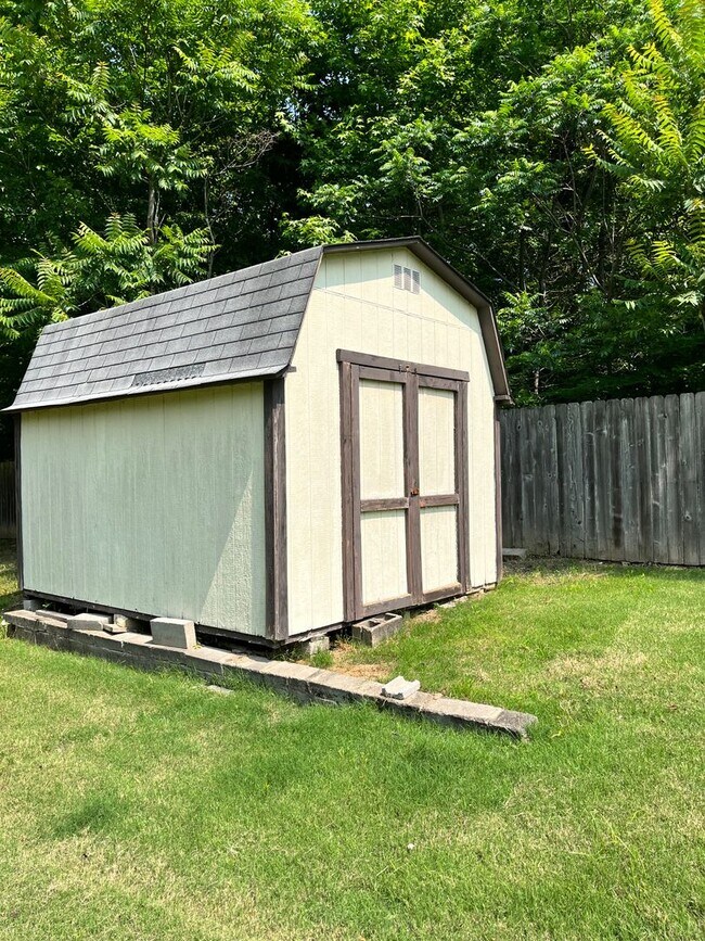 Building Photo - Spacious