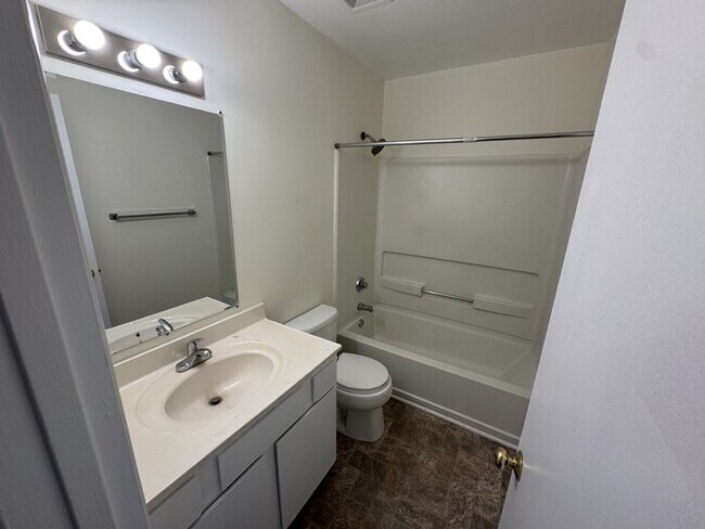 Building Photo - 2 bed 1.5 Bath