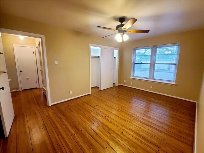 Building Photo - 1830 Viewcrest Dr