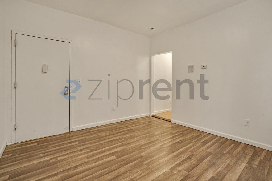 Building Photo - Unit 2R