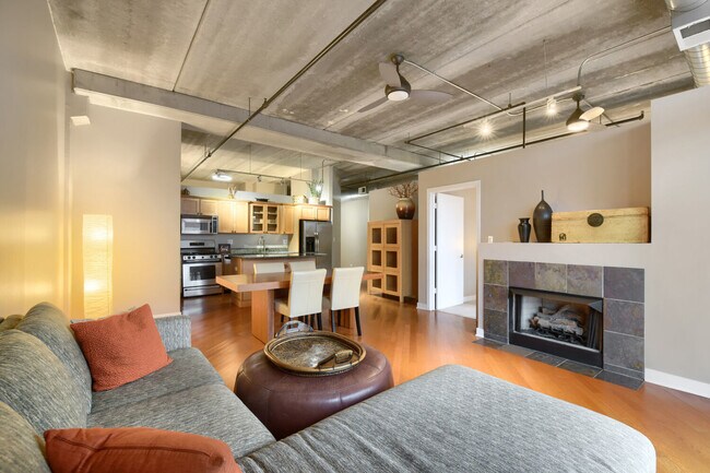 Building Photo - 811 W 15th Pl