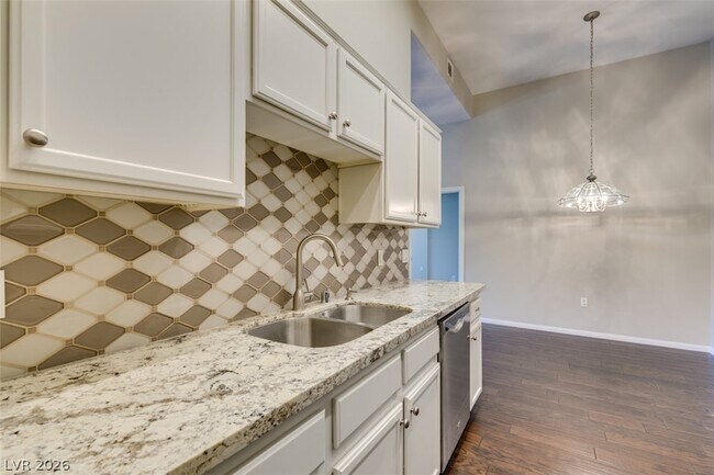 Building Photo - 2305 W Horizon Ridge Pkwy