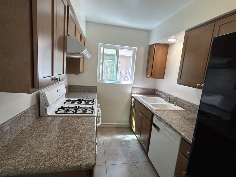 Kitchen with dishwasher - 804 Merrett Dr