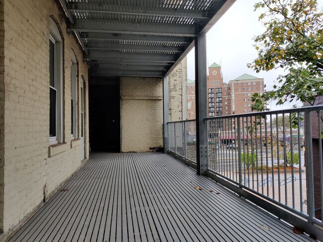 Building Photo - 10 Barrows St