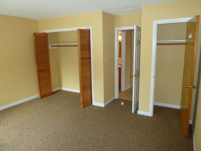 Building Photo - Large updated 4br 3.5ba duplex w/ parking ...