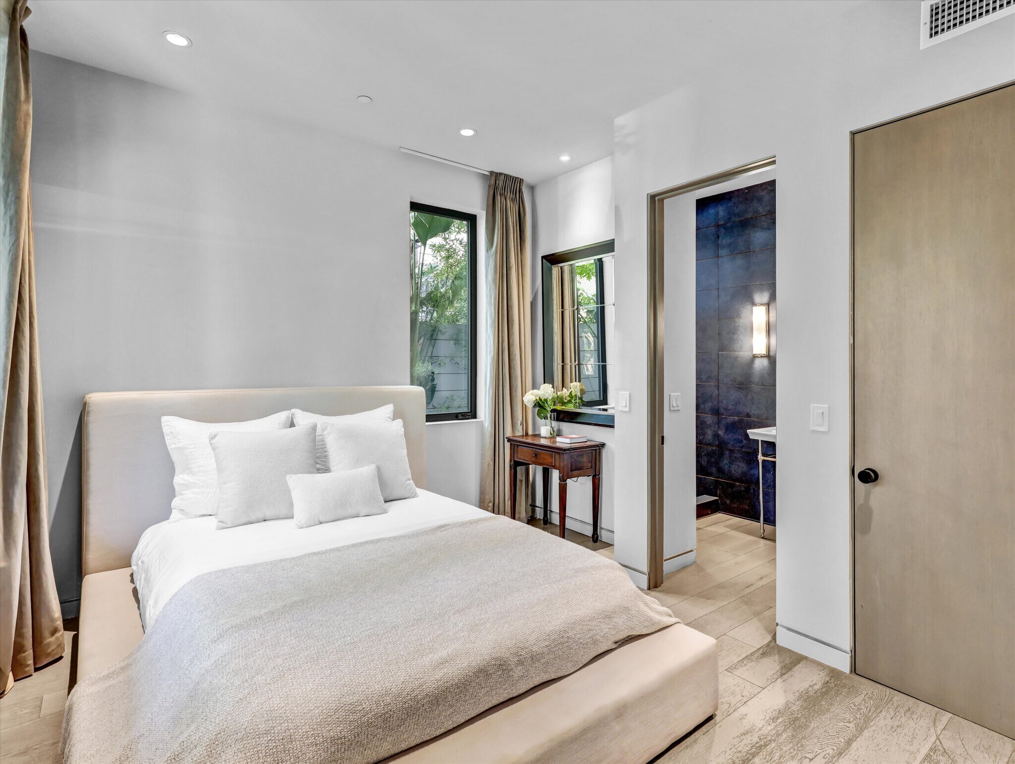 Building Photo - 1724 N Sierra Bonita Ave