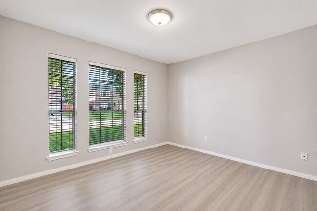 Building Photo - 1319 Castlemist Dr