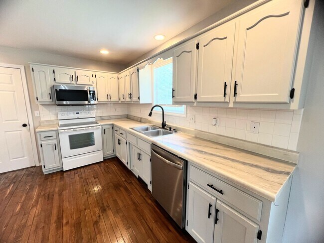 Building Photo - Fenced home close to FLW!