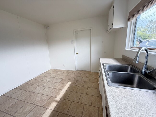 Building Photo - Cardiff 3 br one level large yard pet OK  house TEXT 760-815-3696