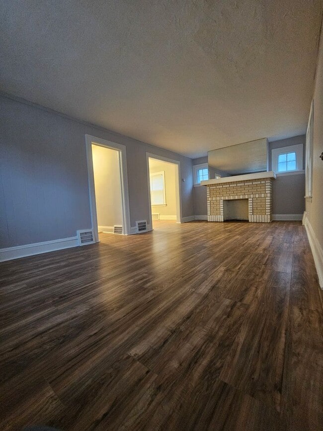 Building Photo - 3 Bed - 1 Full Bath Colonial available for...