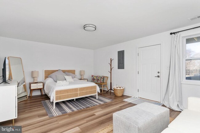 Building Photo - 308 Douglas Ave