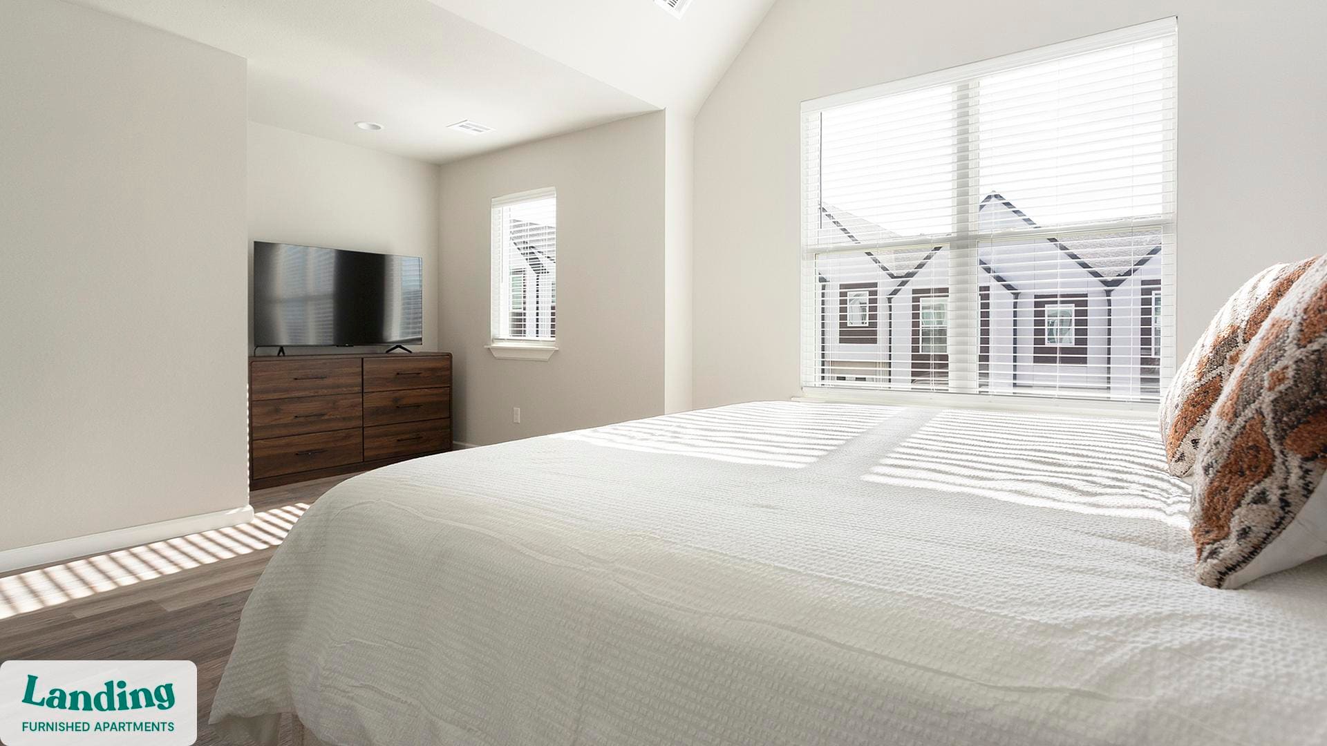 Building Photo - 3401 Redbud Ln