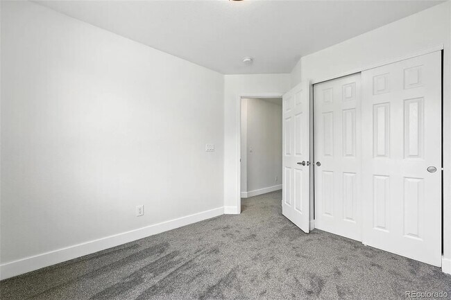 Building Photo - Beautiful, updated, spacious unit!