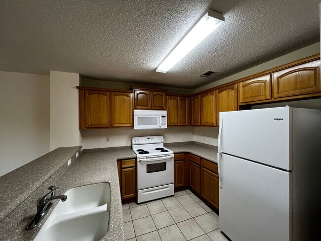 Building Photo - 202 Johnson Ct