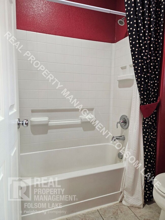 Building Photo - Lincoln Crossing Gated Community 3-Bedroom...
