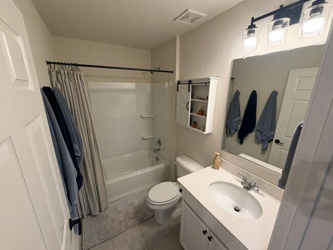 Building Photo - Well Maintained 3 bedroom 2.5 bath in COMAL ISD!