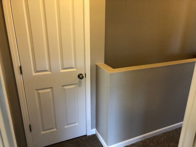 Building Photo - Newer 4 bed 2.5 bath duplex