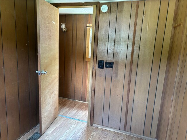 Building Photo - 2 BDRM 1 BA SINGLEWIDE MOBILE HOME IN PARK...