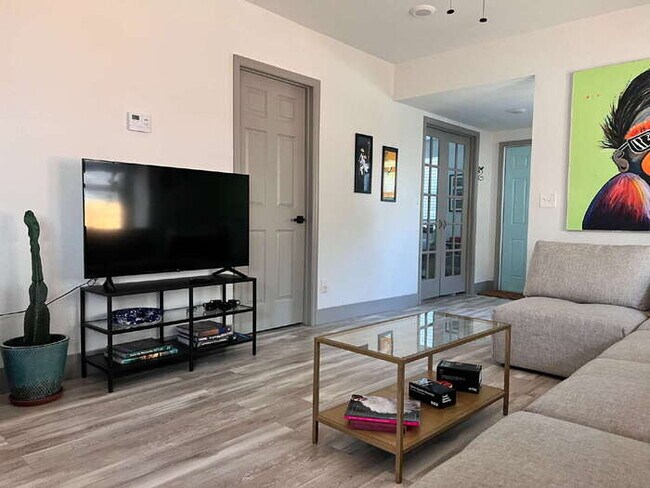 Building Photo - "Charming 2-Bed, 2-Bath Gem in the Heart of St. Petersburg – 1100 Sq. Ft. of Comfort!"