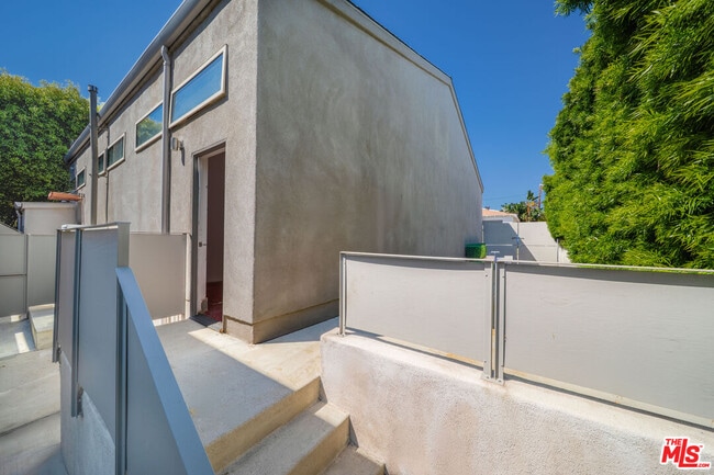 Building Photo - 726 W 37th St